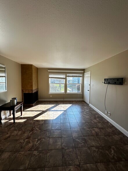 Building Photo - 3722 W Benjamin Holt Dr