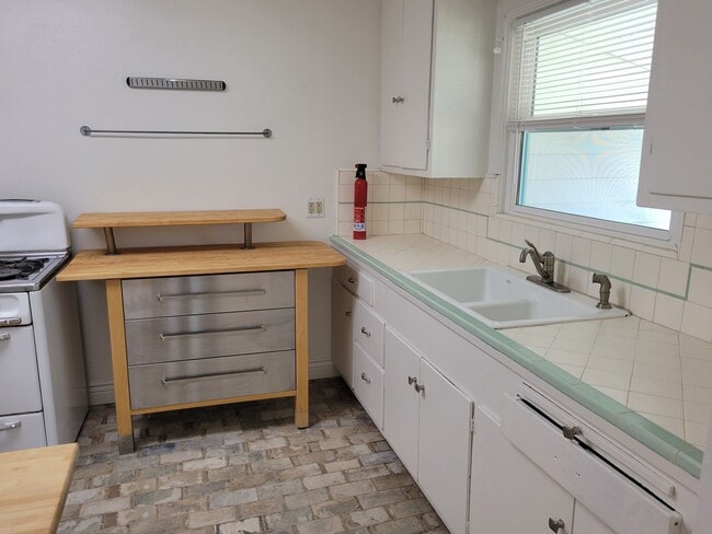 Building Photo - Super Cute Cottage on Large Lot in Quiet Area