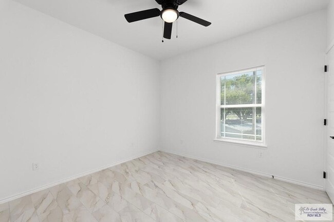 Building Photo - 405 Lion's Villa Ave