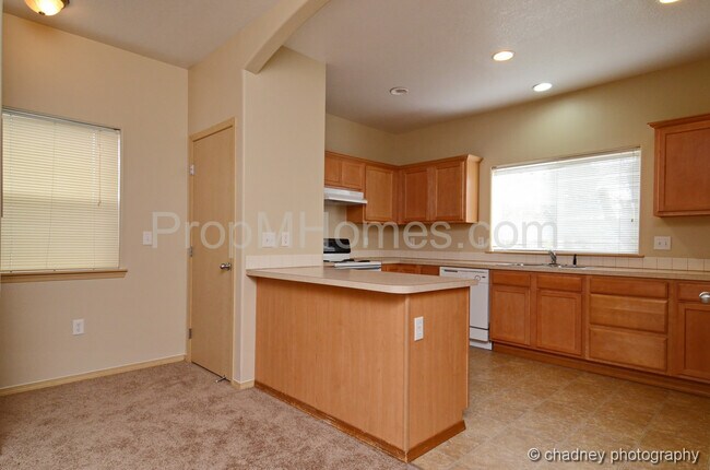 Building Photo - Spacious SE Portland 3 Bedroom Townhouse In Powellhurst-Gilbert Neighborhood