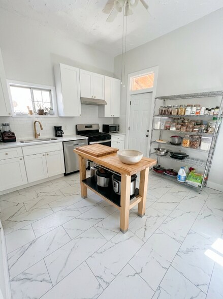 Building Photo - 948 Mariposa St