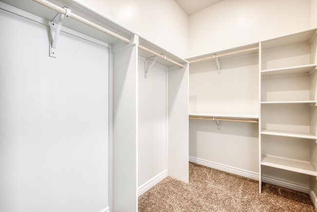 Building Photo - Beautiful East side House 4 bed-2.5 baths, part of The Overlook Casa Club that includes Swimming ...