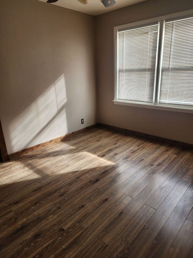 Building Photo - Close to schools and shopping