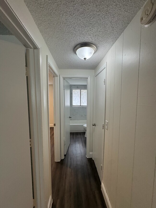 Building Photo - 915 34th Ave W