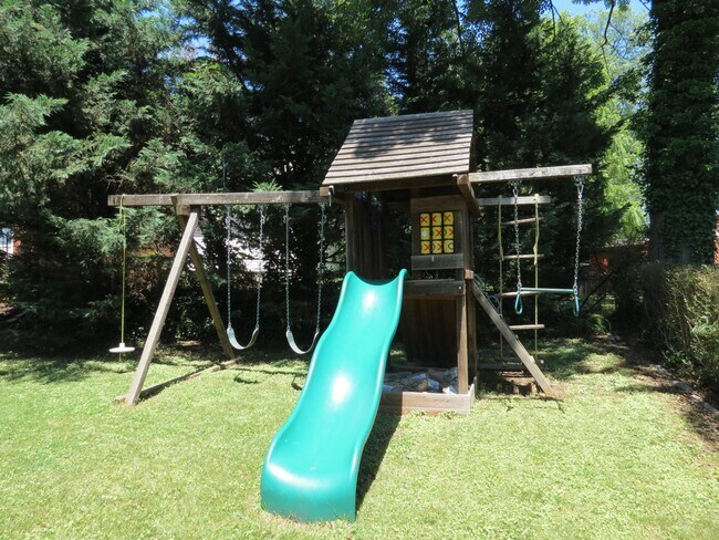 Building Photo - 9603 Evergreen St