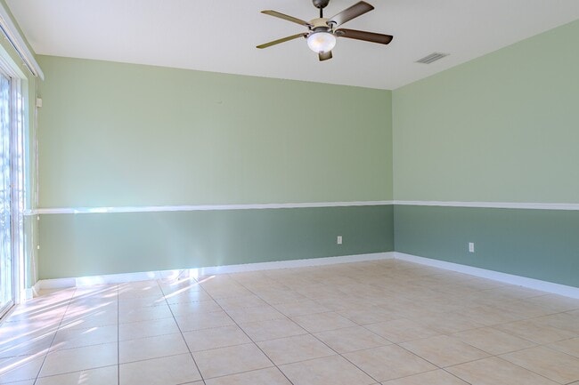 Building Photo - Modern 3-Bed Townhome with Garage & Patio in Casselberry – In-Unit Laundry, Central AC!