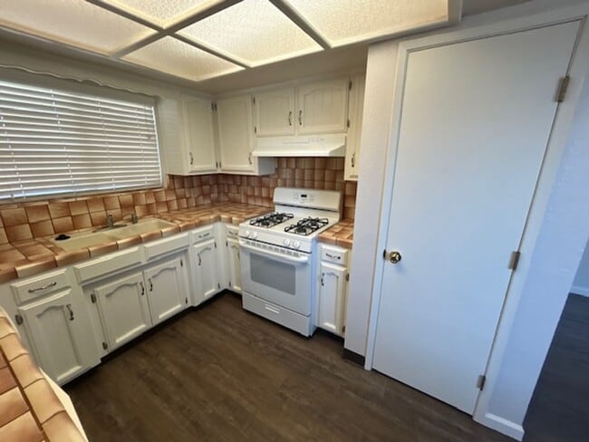 Building Photo - 3 bedroom 2 bathroom home in SW Visalia
