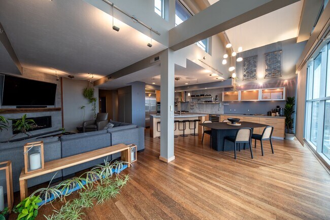 Building Photo - Luxurious multi-level penthouse condo - Flats Westbank