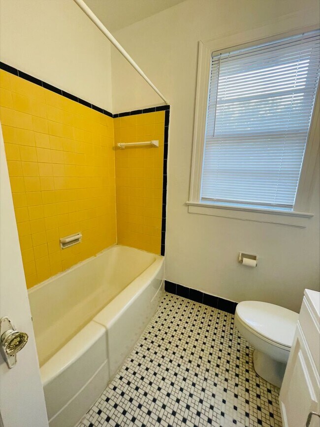 Building Photo - 2748 Vernon Terrace #2 1/1