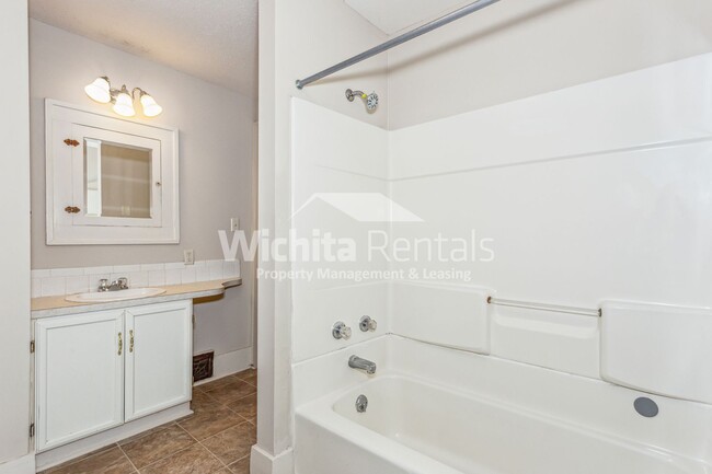 Building Photo - 2 bedroom duplex - College Hill