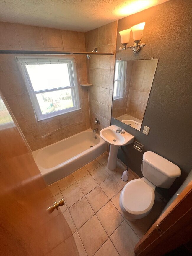 Building Photo - 1112 Plum St