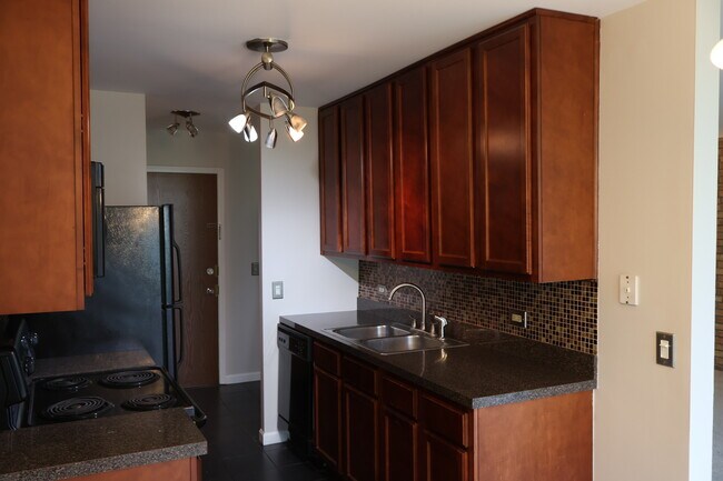 Building Photo - 6000 Oakwood Dr