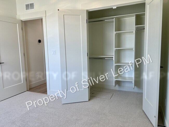 Building Photo - 475 E Chevy Dr