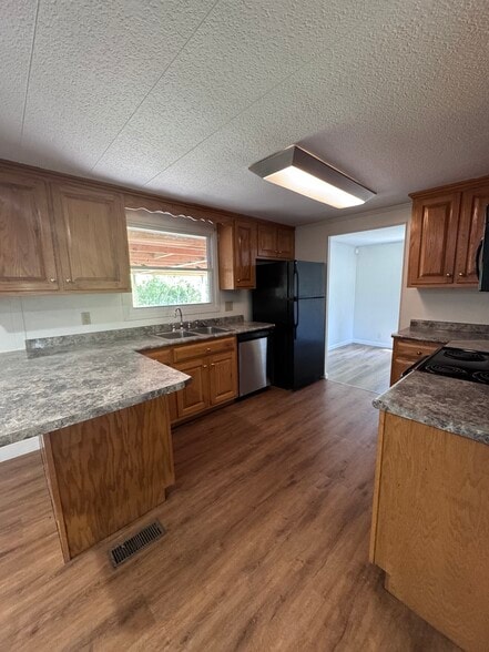 Building Photo - 2300 Sun Valley Cir