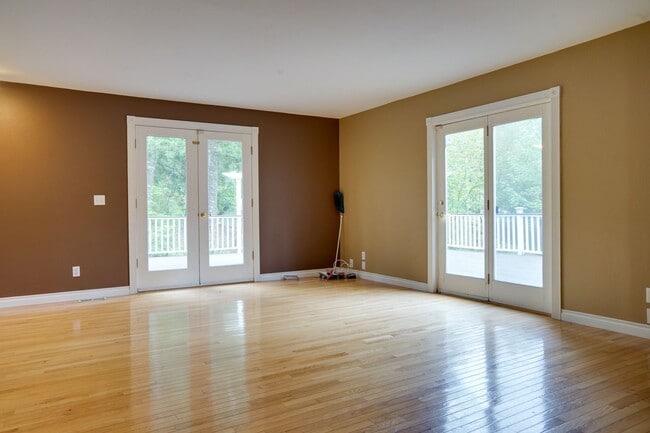 Building Photo - Ravensdale 3 Story, close to Lake Retreat,...