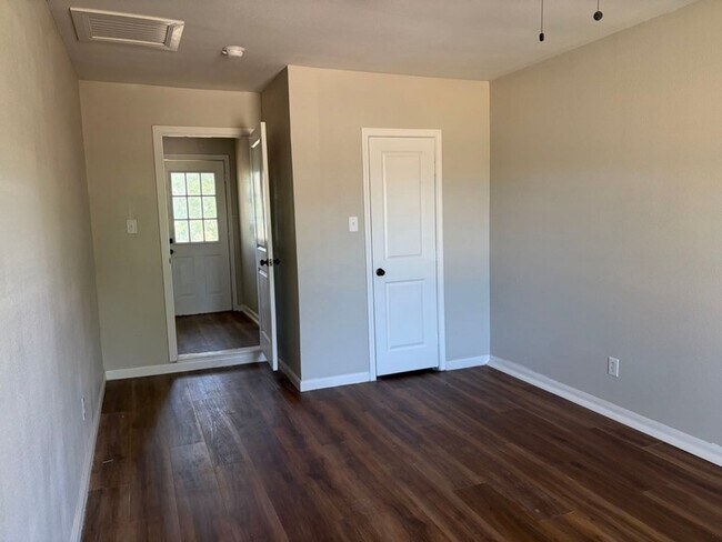 Building Photo - 5782 Belcrest St