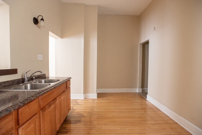 Building Photo - 1603 N Van Buren St