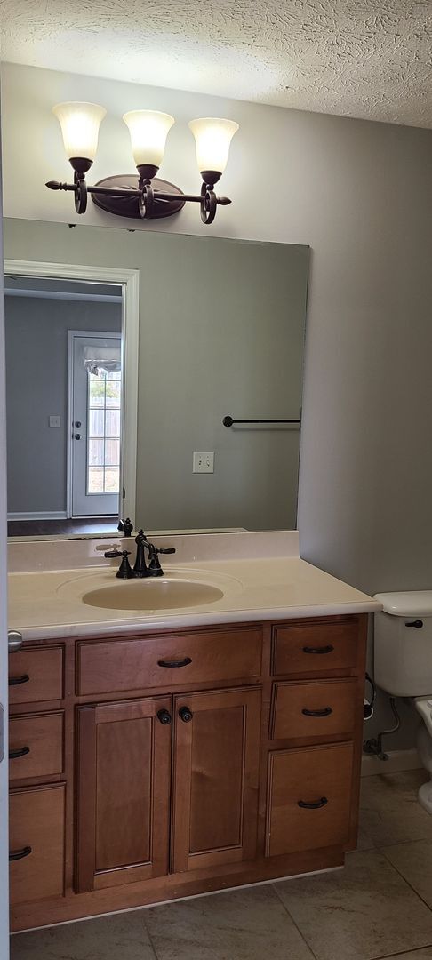 Building Photo - 810 E 24th St