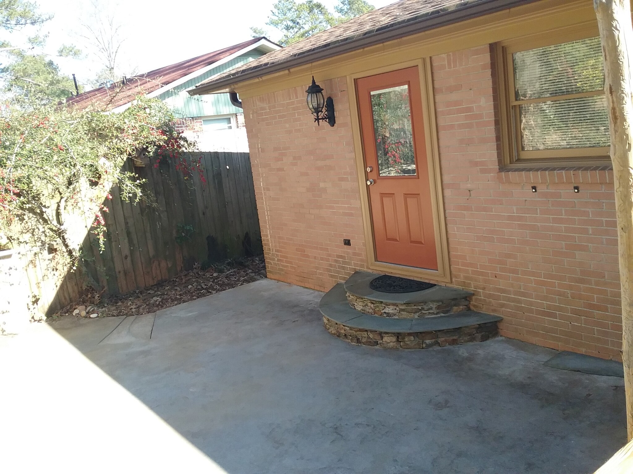 Building Photo - 701 Rosalyn Dr