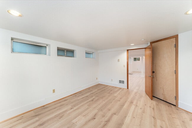 Building Photo - 5523 Woodlawn Ave N