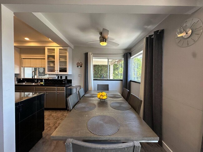 Building Photo - 725 S Mountain View Dr