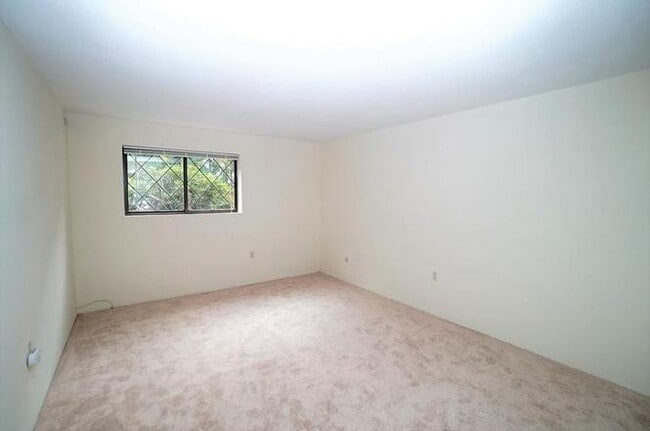 Building Photo - Spacious Condo with Parking, Heat/Hot Wate...