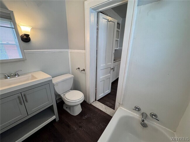 Building Photo - 856 Niagara St