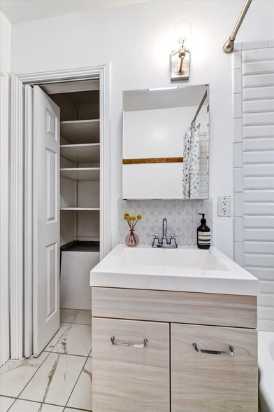 Building Photo - 1319 S Mansfield Ave