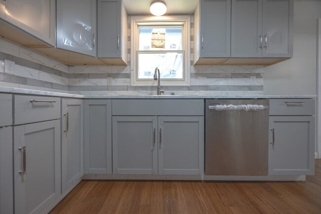 Building Photo - 202 Spring Tree Ln