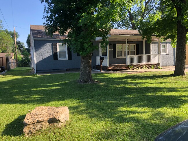 Building Photo - 1109 E Fredrickson Dr