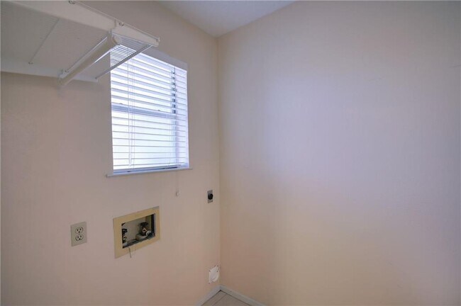 Building Photo - 1015 E Yager Ln