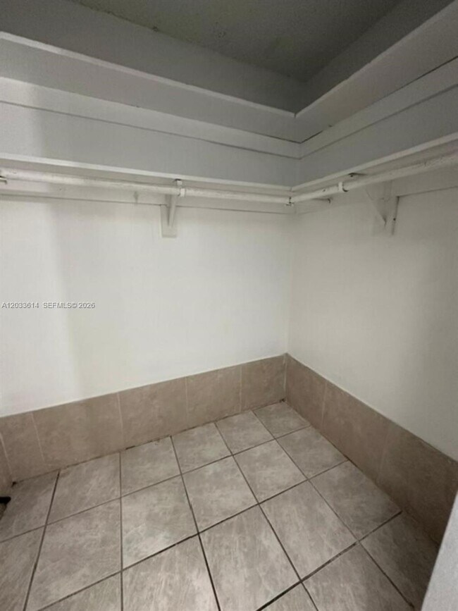 Building Photo - 16450 Miami Dr