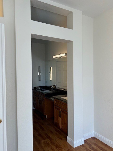 Building Photo - 1020 S San Marino Way