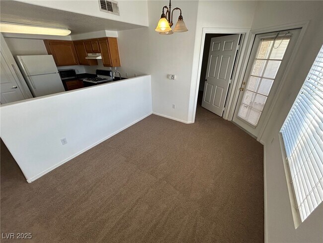 Building Photo - 3400 Cabana Dr
