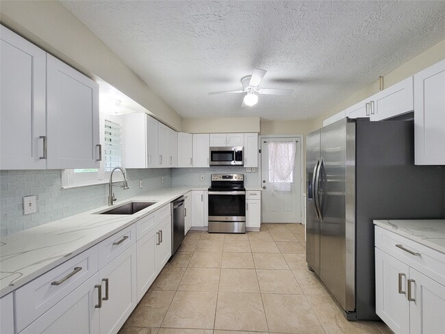 Building Photo - 25723 Glen Loch Dr