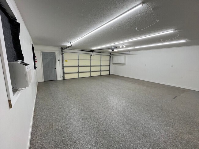 Building Photo - Premium location!  Downtown 3BR 2.5BA with 2 car garage