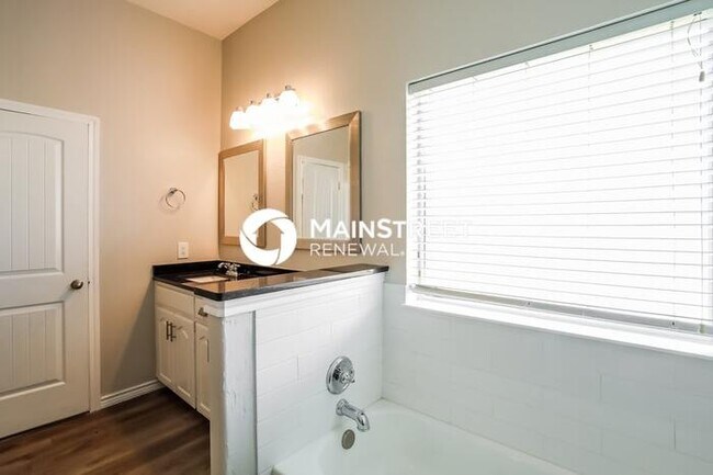 Building Photo - 3 Bedroom Pet-Friendly Home in Edmond, OK with Main Street Renewal