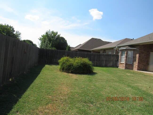 Building Photo - Pet Negotiable Upon Homeowner Approval!!