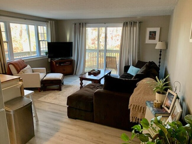 Building Photo - 2 Bedroom, 1 Bedroom Condo Year Round-Sein...
