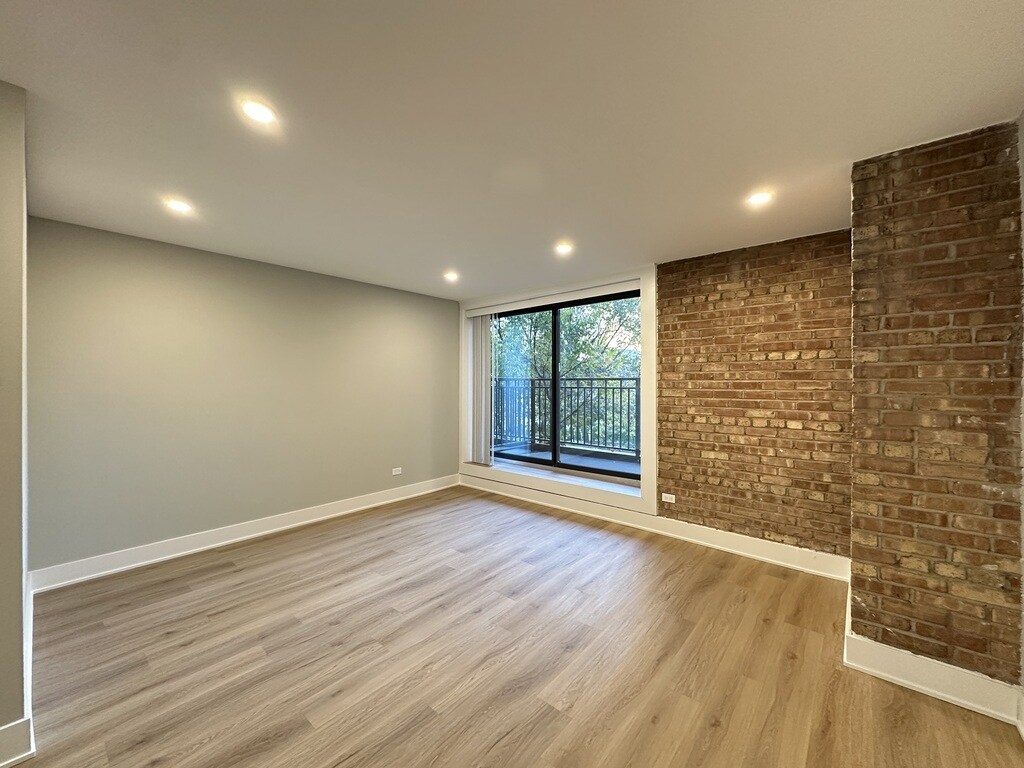 Building Photo - 1225 N LaSalle St