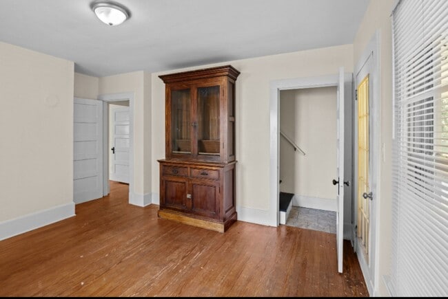Building Photo - Vintage Charm, 4 BR, Spacious, Close To Ev...