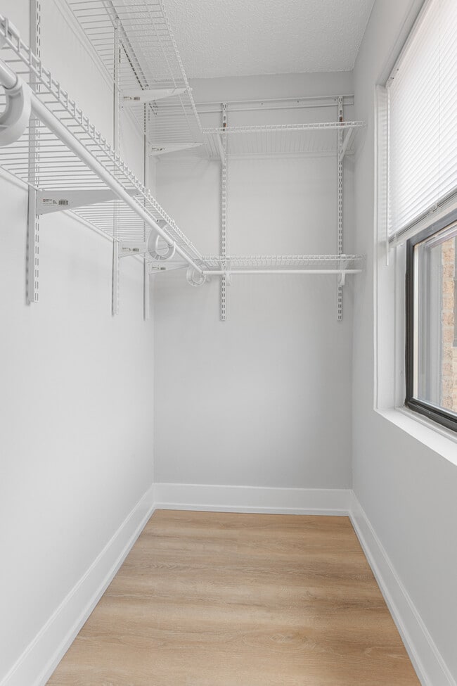 Building Photo - 6026 N Winthrop Ave