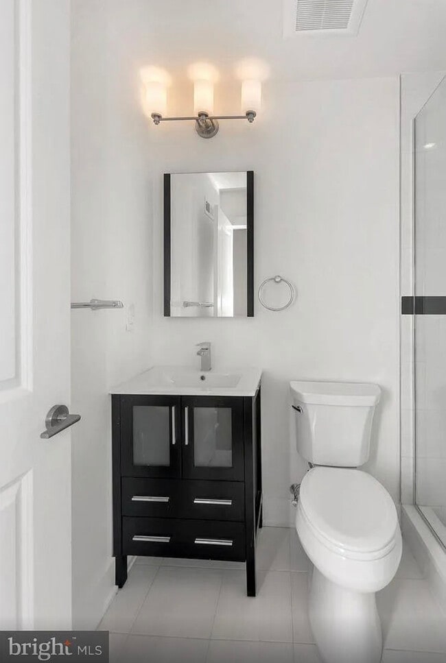 Building Photo - 1905 E Hagert St