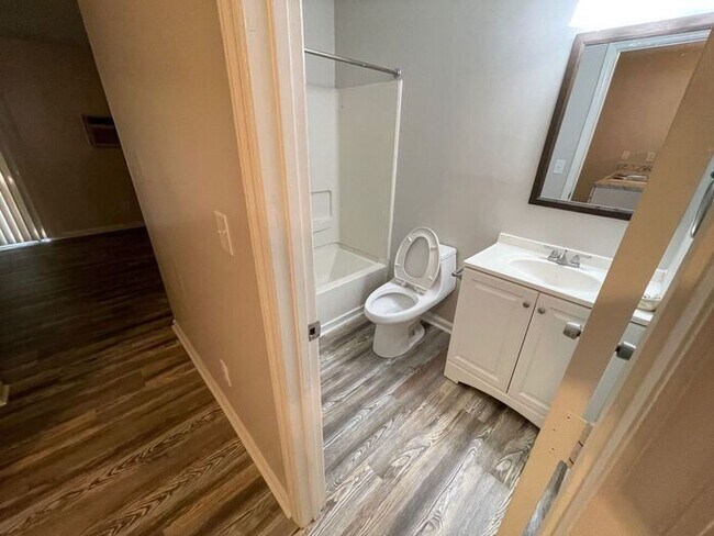 Building Photo - Beautiful One Bedroom Apt in Cotswold Neig...