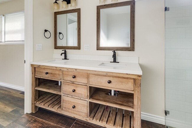 Building Photo - Beautifully Remodeled 4 Bed / 2 Bath Home in Prime Inglewood — Detached Garage + Spacious Yard