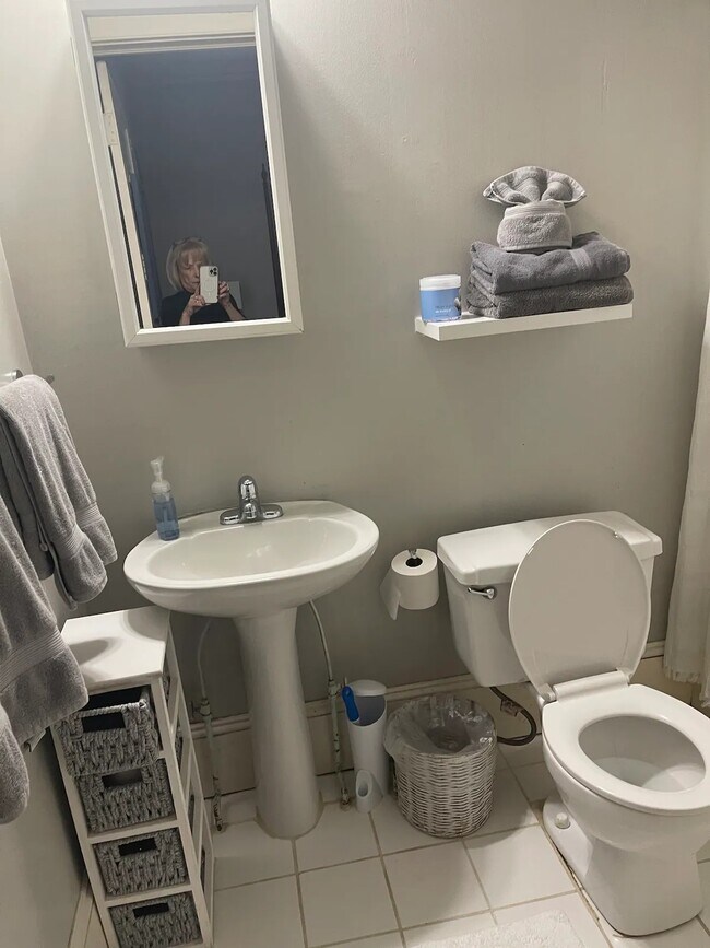 Building Photo - 236 Howard St NE