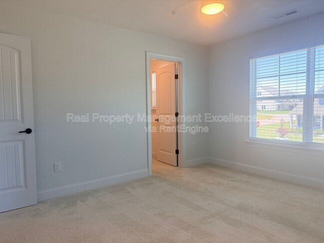 Building Photo - 16 Clear Creek Cir
