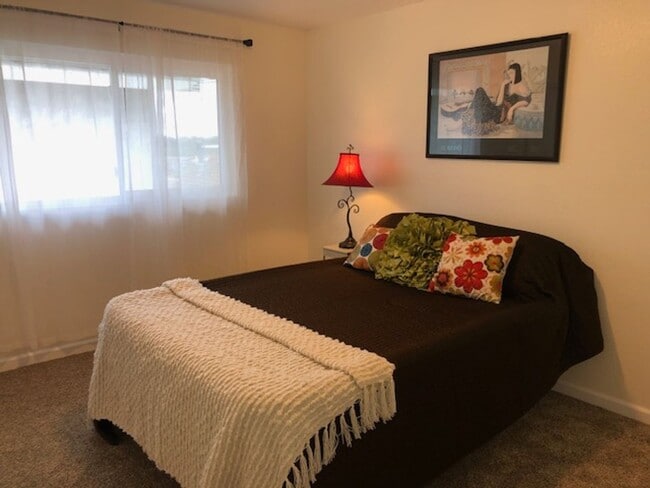 Building Photo - 2 bedroom 1.5 bath Apartment