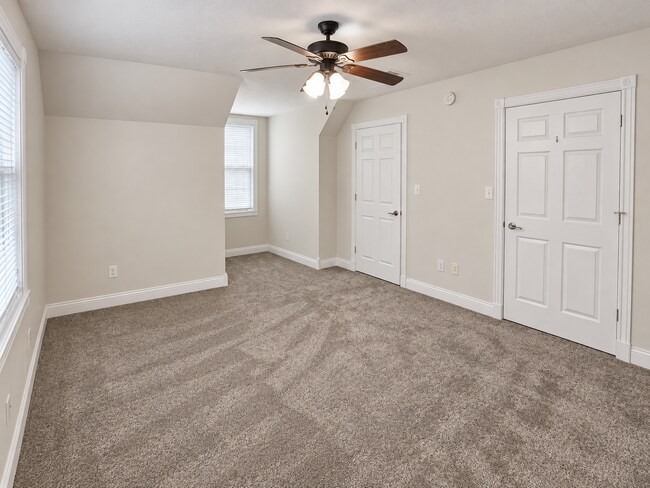 Building Photo - 5914 S Glenview Dr
