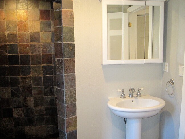 Building Photo - 376 S Pierson Ave